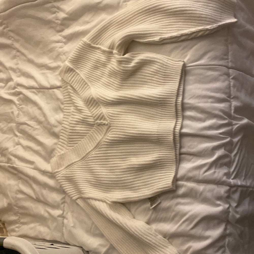 H&M White Cropped Sweater